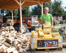 Lade das Bild in den Galerie-Viewer, In unseren Partnershops: Brennholz Buche - trocken abgelagert - je Sack ca. 7 kg
